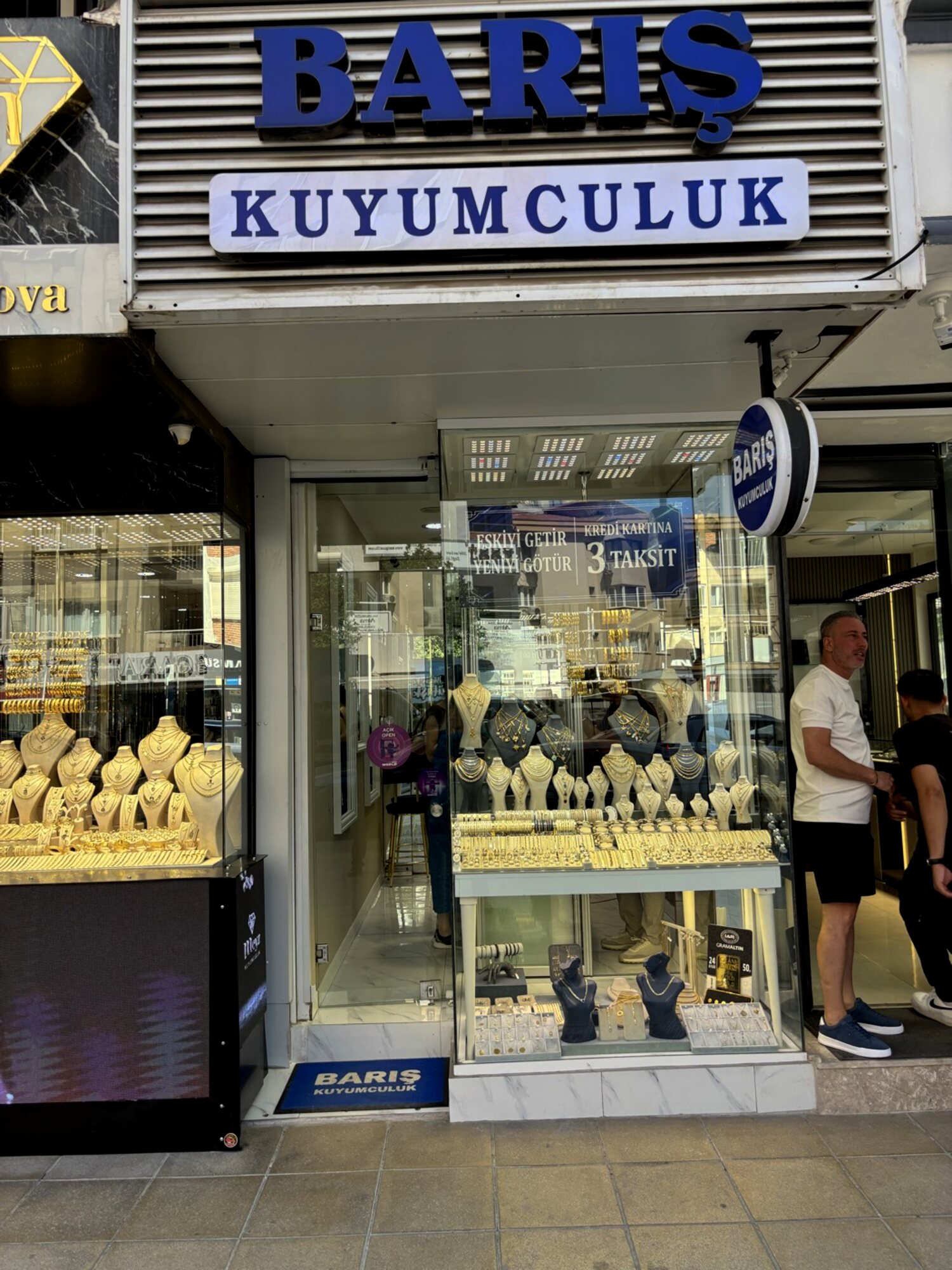 Barış Kuyumculuk tabelası