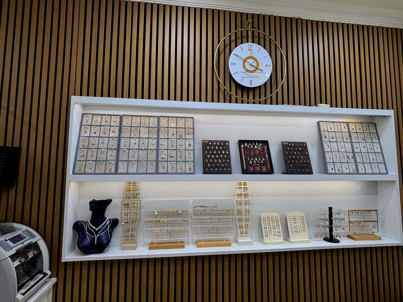 Barış Kuyumculuk iç mekânı